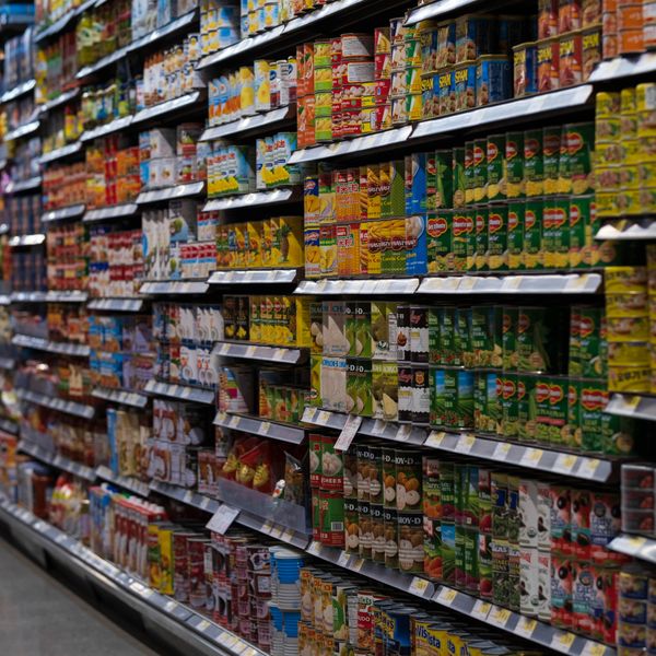 Estante de abarrotes con arroz y productos secos